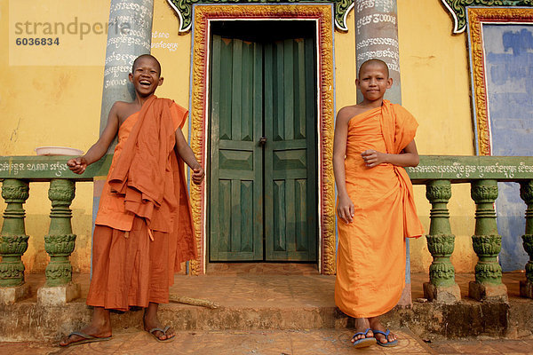 Young buddhistischen Novizen entspannen ihren Tempel in Sen Monorom  Provinz Mondulkiri  Kambodscha  Indochina  Südostasien  Asien