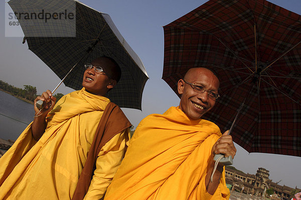 Buddhistische Mönche in Angkor Wat  Kambodscha  Indochina  Südostasien  Asien