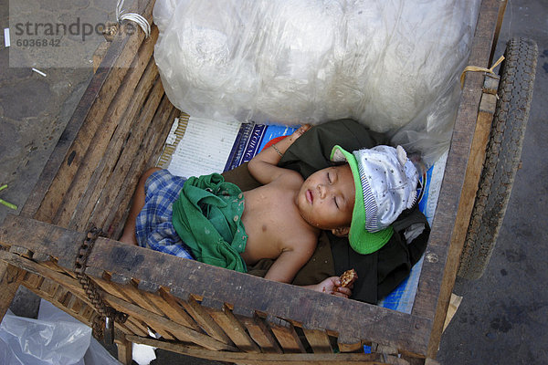 Ein kleines Kind schläft in einem Wagen auf den Straßen von Phnom Penh  Kambodscha  Indochina  Südostasien  Asien