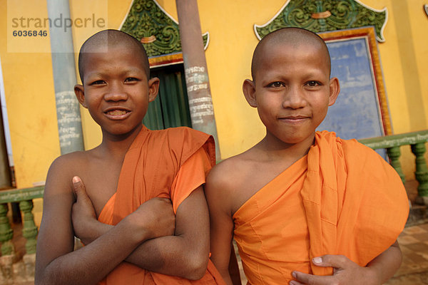 Young buddhistischen Novizen entspannen ihren Tempel in Sen Monorom  Provinz Mondulkiri  Kambodscha  Indochina  Südostasien  Asien