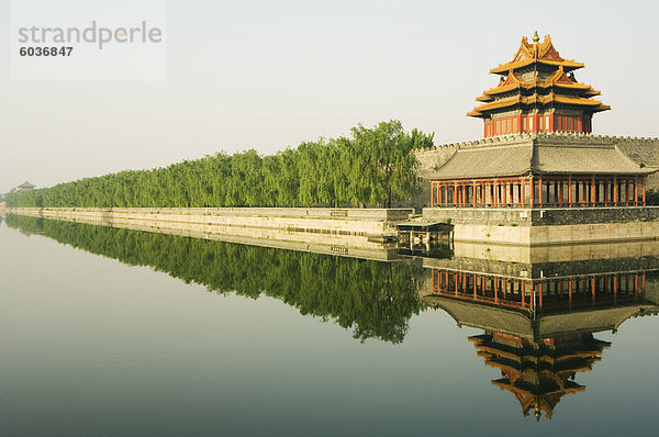 Eine Reflexion über die Palace-Wehrturm im Burggraben The Forbidden City Palace Museum  UNESCO Weltkulturerbe  Peking  China  Asien