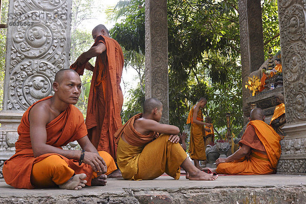 Buddhistische Mönche entspannenden unter die Tempel von Angkor  Kambodscha  Indochina  Südostasien  Asien