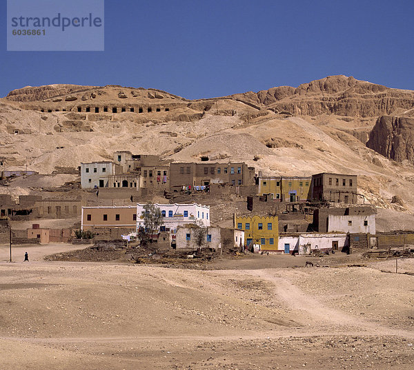 Das Dorf Gurna unterhalb Klippen auf der West Bank  Theben  Ägypten  Nordafrika  Afrika