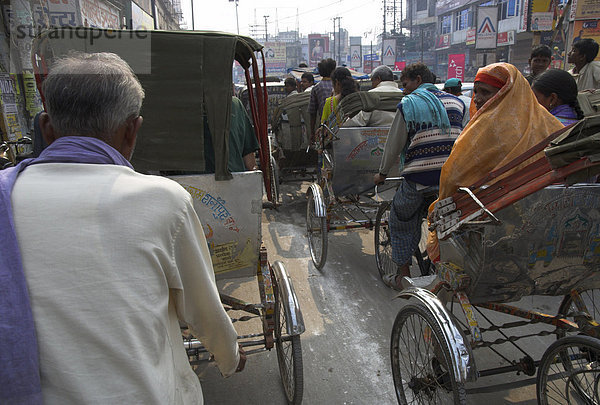 Rikscha-Verkehrs auf die belebte Straße  Varanasi  Uttar Pradesh state  Indien  Asien