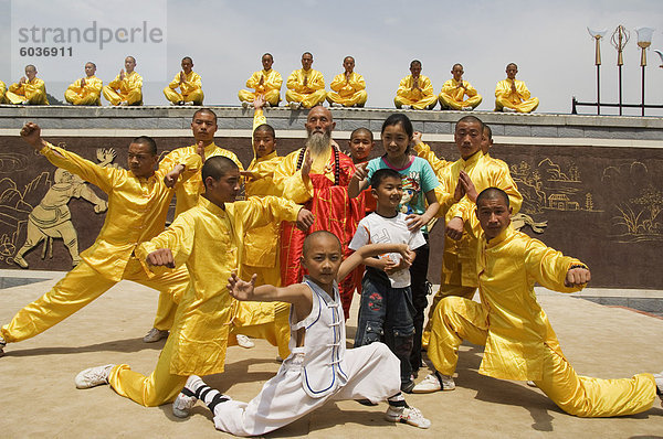 Kung Fu Schüler anzeigen ihre Fähigkeiten bei einer Tourist-Show im Shaolin Tempel  ist Shaolin der Geburtsort des Kung Fu Kampfkunst  Shaolin  Provinz Henan  China  Asien