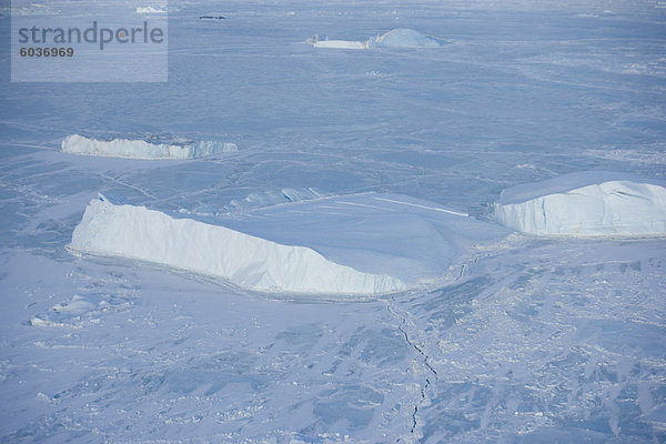 Eisberge gesehen am Heli Flug von russischen Eisbrecher Kapitan Chlebnikow  Weddell Sea  Antarctica  Polarregionen