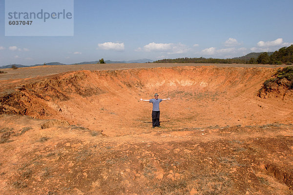 Bombe Krater in der Nähe von Phonsavan  Provinz Xieng Khouang  nördlichen Laos  Indochina  Südostasien  Asien