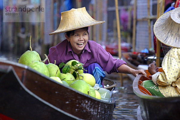 Einheimische Frauen teilen einen Witz bei Damnoen Saduak Floating Market  Thailand  Südostasien  Asien