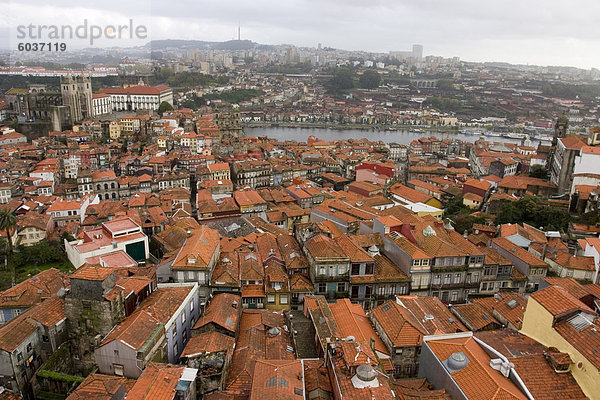 Blick nach Süden vom Clerical Turm (Torre Dos Clerigos) Richtung Ribeira Bezirk und der Fluss Douro  Porto  Portugal  Europa