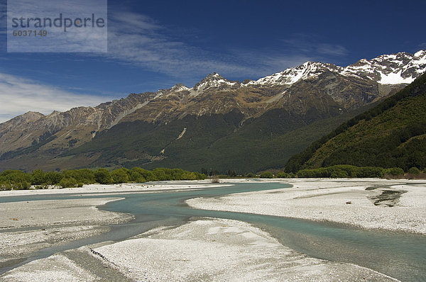 Bergwelt entlang der Dart im Mount Aspiring Nationalpark  Otago  Südinsel  Neuseeland  Pazifik