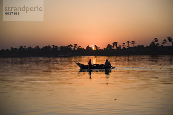 Fischerboot  Sonnenuntergang  Fluss Nil  Ägypten  Nordafrika  Afrika