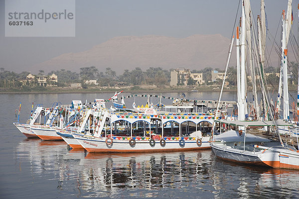 Touristische Boote  Luxor  Ägypten  Nordafrika  Afrika