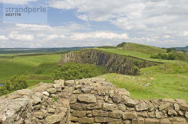 Hadrianswall  Blick nach Osten vom Revolver 45b  UNESCO-Weltkulturerbe  Northumbria  England  Vereinigtes Königreich  Europa