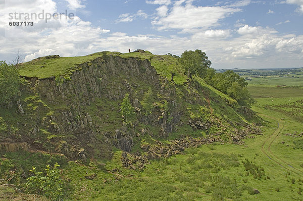 Walltown Klippen  Walker auf die Skyline am Turm 45 b  Hadrianswall  Northumbria  England  Vereinigtes Königreich  Europa