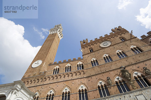 Blick auf die Piazza del Campo und dem Palazzo Pubblico mit dem erstaunlichen Glockenturm  Siena  UNESCO Weltkulturerbe  Toskana  Italien  Europa