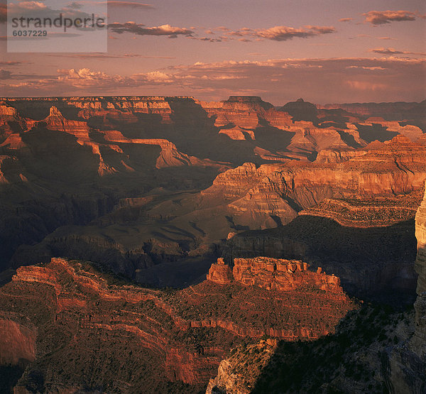 Der Grand Canyon bei Sonnenuntergang von der Südkante  UNESCO World Heritage Site  Arizona  Vereinigte Staaten  Nordamerika