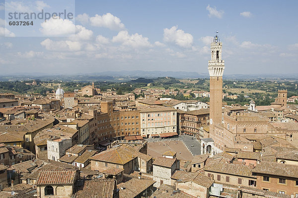 Blick auf die Piazza del Campo und dem Palazzo Pubblico mit dem erstaunlichen Glockenturm  Siena  UNESCO Weltkulturerbe  Toskana  Italien  Europa