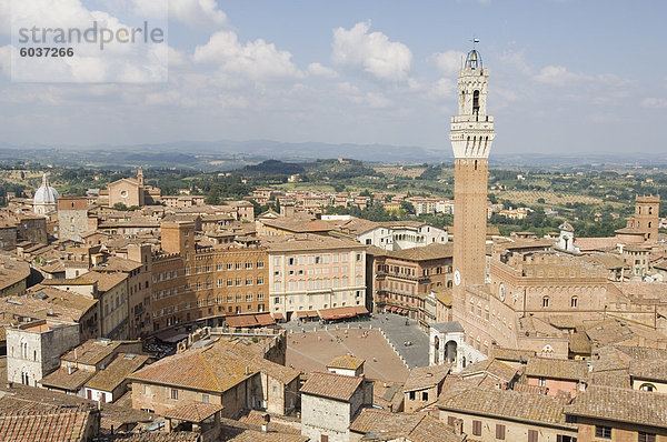 Blick auf die Piazza del Campo und dem Palazzo Pubblico mit dem erstaunlichen Glockenturm  Siena  UNESCO Weltkulturerbe  Toskana  Italien  Europa