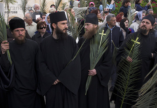 Jerusalem Hauptstadt halten Großstadt Geistlicher Kreuzform Kreuz Kreuze Naher Osten russisch orthodox russisch-orthodox Ostern Israel alt Prozession