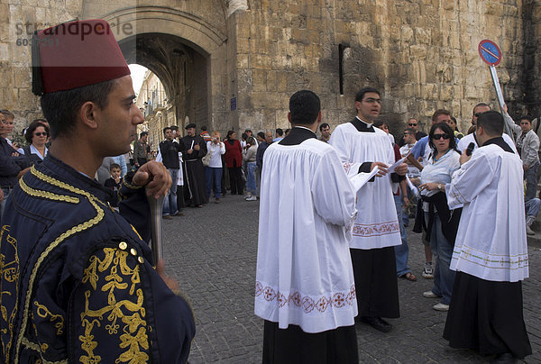 Drei palästinensischen Priester Überschrift die Prozession am St. Steven Tor während Palmsonntag katholischen Prozession  Altstadt  Jerusalem  Israel  Naher Osten
