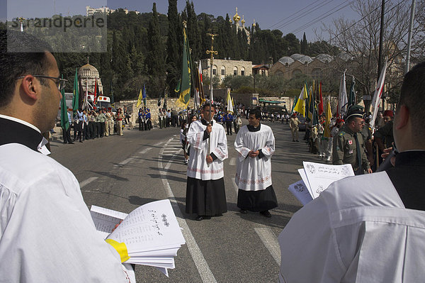 Palästinensische Priester Überschrift Palmsonntag katholischen Prozession  Ölberg  Jerusalem  Israel  Nahost