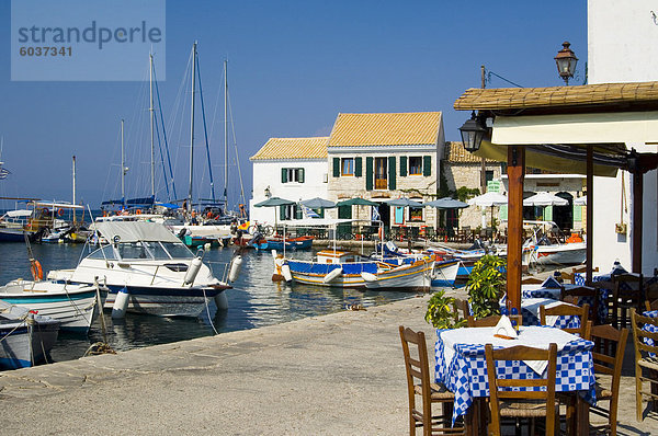 Blick auf eine Taverne und Boote im Hafen in der malerischen Stadt von Loggos  Paxos  Ionische Inseln  griechische Inseln  Griechenland  Europa
