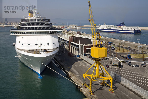 Linien Costa Kreuzfahrt Schiff  Hafen von Barcelona  Katalonien  Spanien  Europa