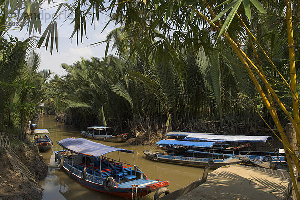 Navigieren in die Wasserwegen inmitten von Kokospalmen Bäume  Tortoise Island  nahe My Tho  Mekong Delta  Vietnam  Indochina  Südostasien  Asien