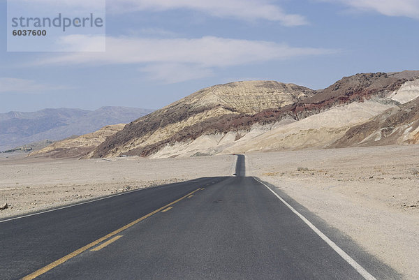 Road  Death Valley National Park  California  Vereinigte Staaten von Amerika  Nordamerika