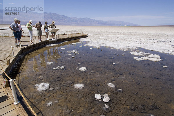 Badwater  dem tiefsten Punkt in Nordamerika  Death Valley National Park  California  Vereinigte Staaten von Amerika  Nordamerika