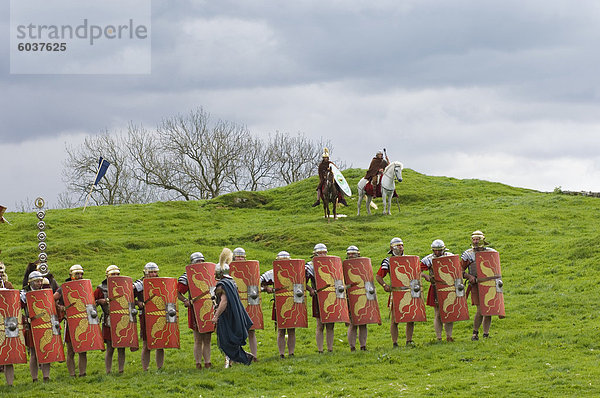 Römische Soldaten der Ermine Street Guard  in Zeile Abreast mit Schilden und stechenden Schwerter  Kavallerie und römischen Kastells Birdoswald  Hadrianswall  Northumbria  England  Vereinigtes Königreich  Europa