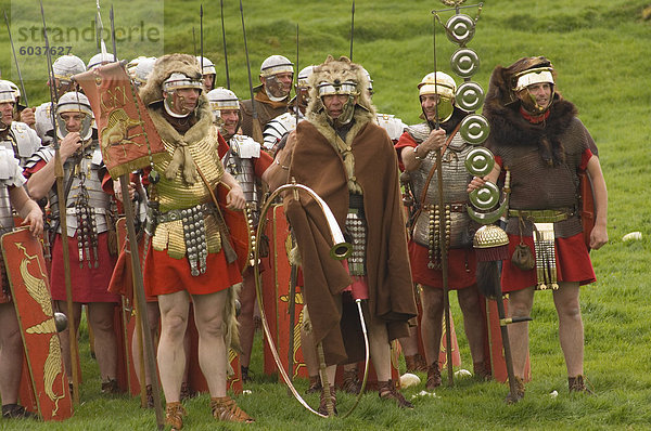 Hermelin Street Guard  an der Mühelosigkeit  mit Standard Bearers und Trompeter  römischen Kastells Birdoswald  Hadrianswall  Northumbria  England  Vereinigtes Königreich  Euruope