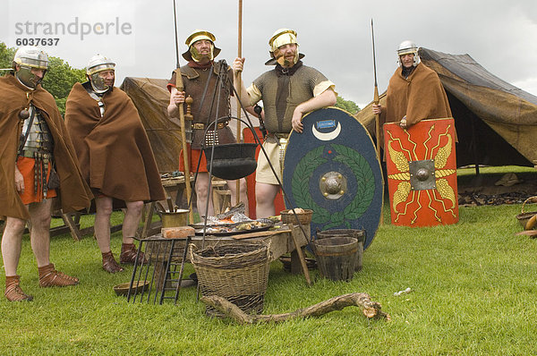 Römische Soldaten der Ermine Street Guard im Feldlager entspannende Lagerfeuer  römischen Kastells Birdoswald  Hadrianswall  Northumbria  England  Vereinigtes Königreich  Europa