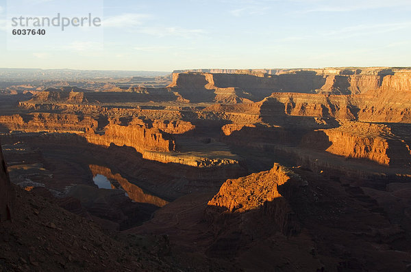 Sonnenaufgang am Dead Horse Point mit Blick auf den Colorado River im Canyonlands-Nationalpark  der Dead Horse Point State Park  Utah  Vereinigte Staaten von Amerika  Nordamerika