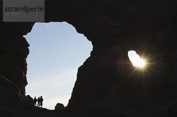 Kinder erkunden South Arch im Arches National Park  Utah  Vereinigte Staaten von Amerika  Nordamerika Abschnitt Windows