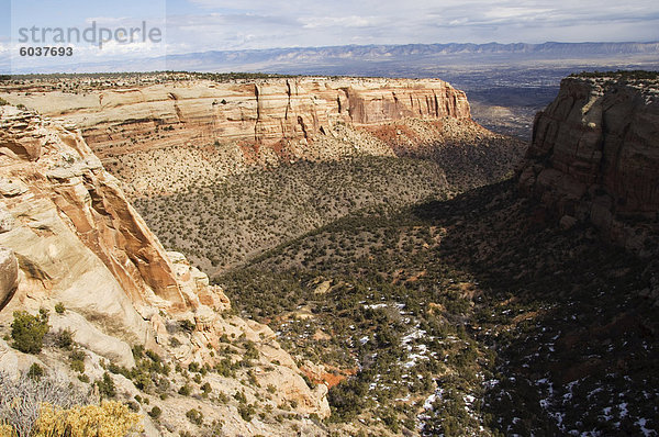 Plateau und Canyon Land erhebt sich 2000 Fuß über der Grand Valley des Colorado River  Teil der großen Colorado Plateau  Colorado National Monument  Colorado  Vereinigte Staaten von Amerika  Nordamerika