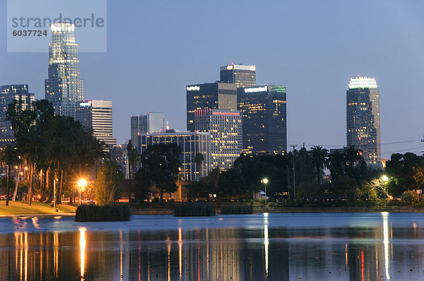 Vereinigte Staaten von Amerika USA hinter See Hochhaus Nordamerika Entdeckung Kalifornien Ortsteil Innenstadt Los Angeles