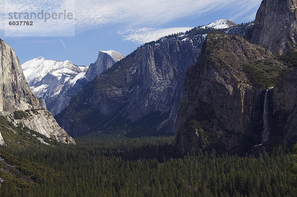 Bridalveil Falls und Granit Wände des El Capitan und Half Dome Peak im Yosemite Tal  Yosemite National Park  UNESCO Weltkulturerbe  California  Vereinigte Staaten von Amerika  Nordamerika
