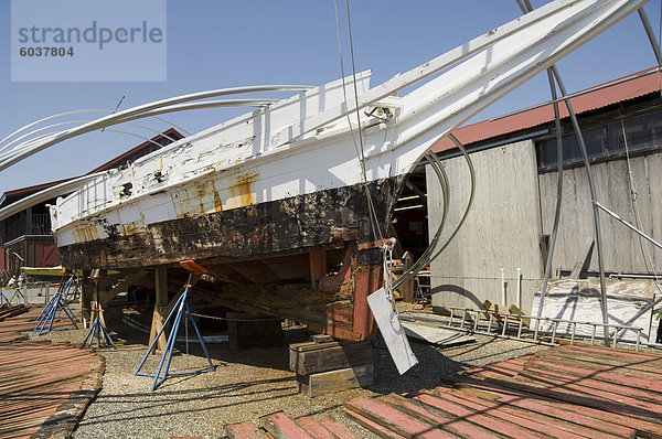 Historische Skipjack Segeln Boot unter Wiederherstellung  Chesapeake Bay Maritime Museum  St. Michaels  Talbot County  Miles River  Chesapeake Bay Region  Maryland  Vereinigte Staaten von Amerika  Nordamerika
