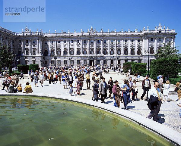 Plaza de Oriente und Palacio Real  Madrid  Spanien  Europa