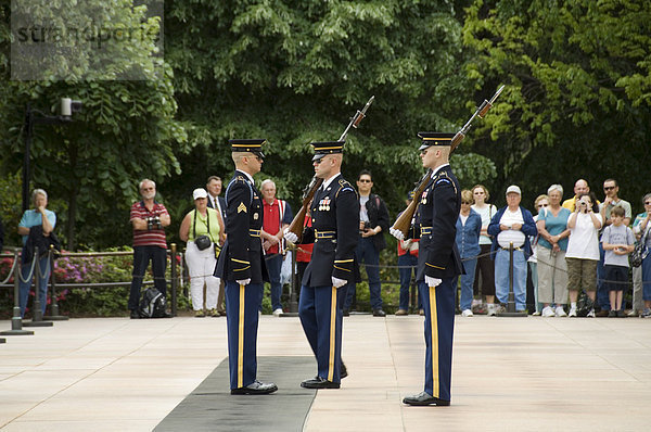 Ändern der Wachen-Zeremonie am Grab des unbekannten Soldaten  Arlington National Cemetery  Arlington  Virginia  Vereinigte Staaten von Amerika  Nordamerika