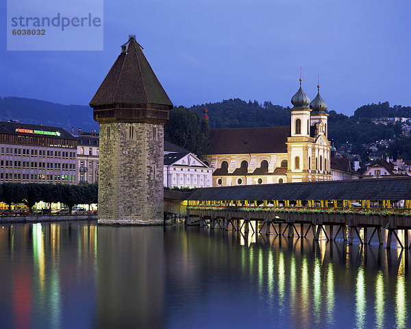 Kapellbrucke (überdachte Holzbrücke) über den Fluss Reuss  Luzern (Luzern)  Schweiz  Europa