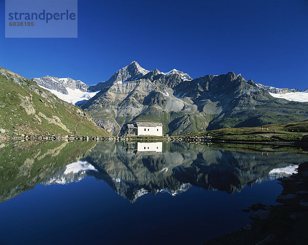 Weiße Kapelle und Ober Gabelhorn spiegelt sich in den Schwarzsee  Zermatt  Wallis  Schweiz  Europa