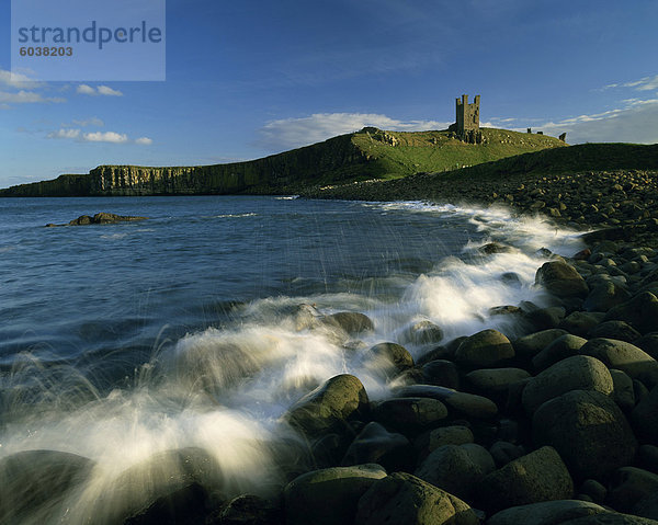 Blick über Embleton Bay in Richtung Dunstanburgh Castle  Northumberland  England  Großbritannien  Europa