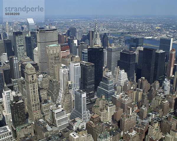 Luftaufnahme über Abschnitt von Manhattan  einschließlich das Chrysler Building  New York City  Vereinigte Staaten von Amerika  Nordamerika