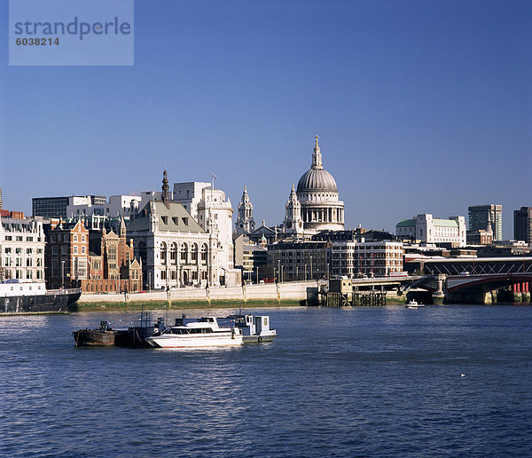 Themse und City-Skyline  einschließlich der Kuppel der St. Pauls Cathedral  London  England  Großbritannien  Europa