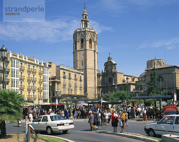 Beschäftigt Straßenszene auf der Plaza de Zaragoza mit der Kathedrale hinaus in die Stadt Valencia  Spanien  Europa