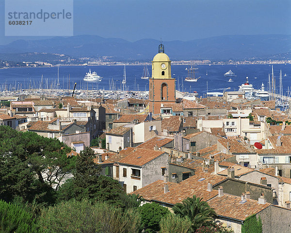 Die Skyline der Stadt mit Schiffen in der Bucht im Hintergrund   St. Tropez  France  Europe