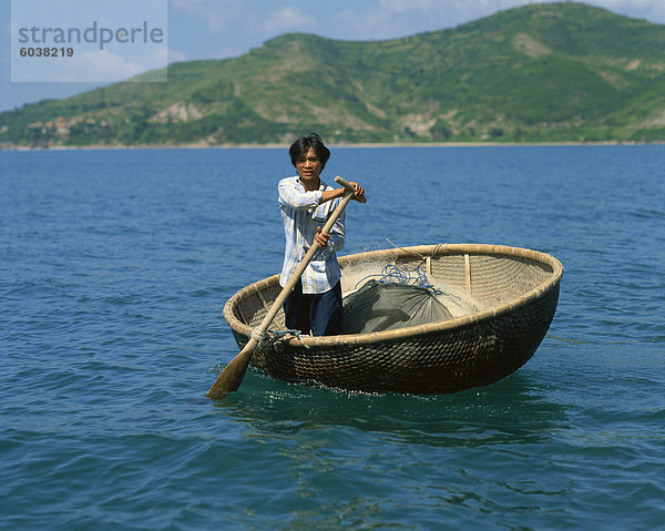 Basket Boot wie einem Coracle  Thung-Chai  bei Nha Trang  Vietnam  Indochina  Südostasien  Asien