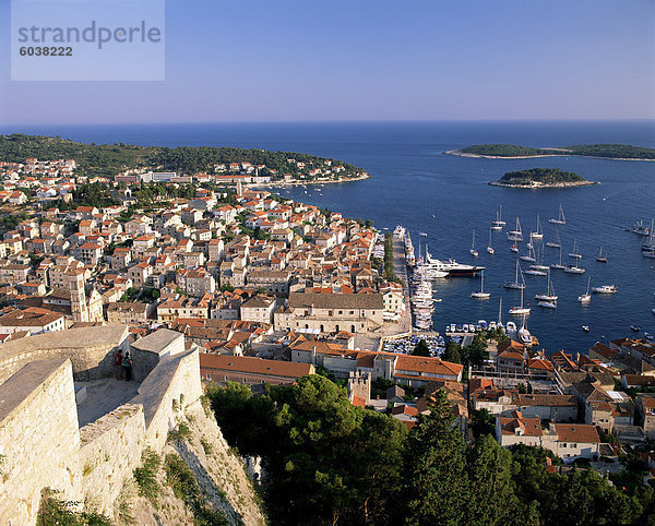 Erhöhten Blick auf Stadt und Hafen  die Stadt Hvar  Insel Hvar  Dalmatien  Kroatien  Europa